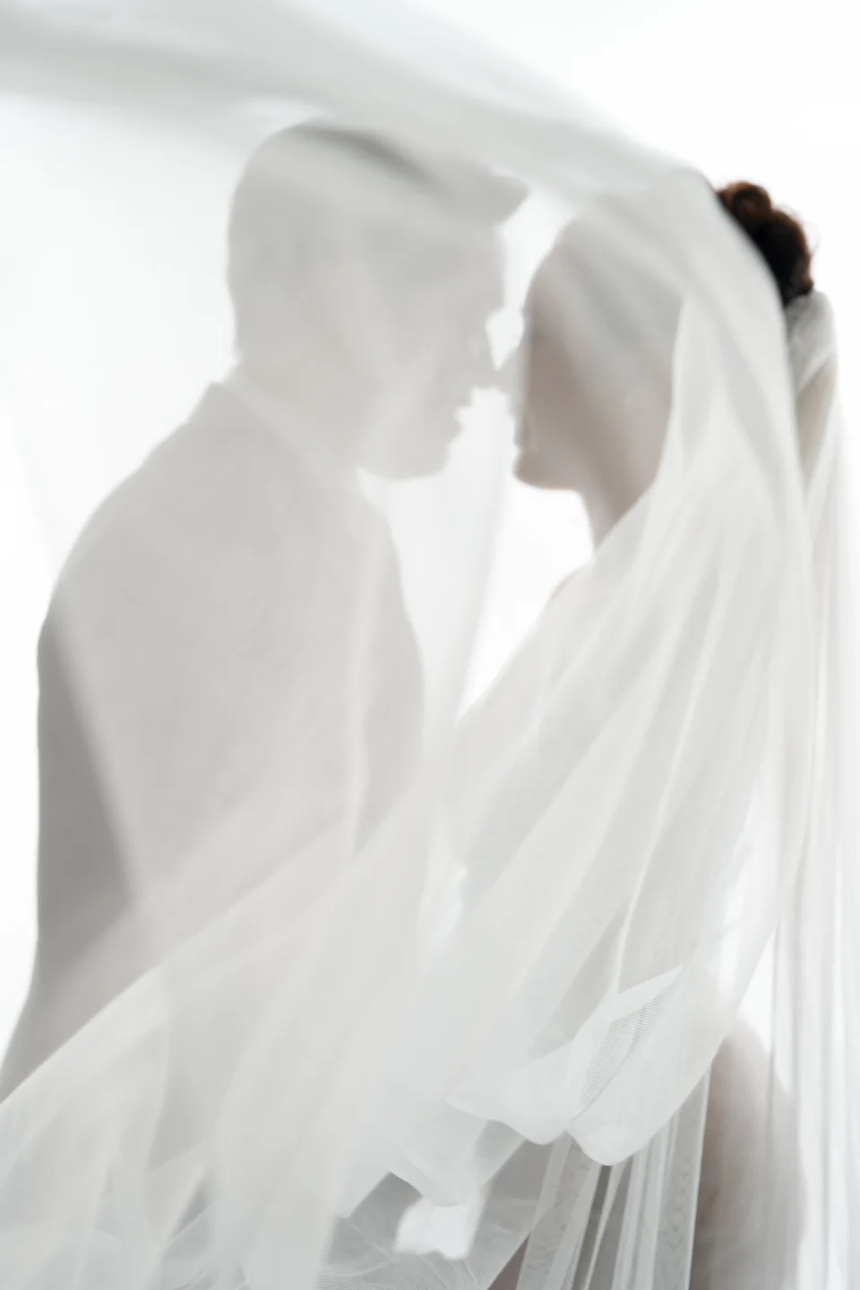 ภาพพรีเวดดิ้ง: เจ้าบ่าวและเจ้าสาวใต้ผ้า veil ขาวนุ่ม